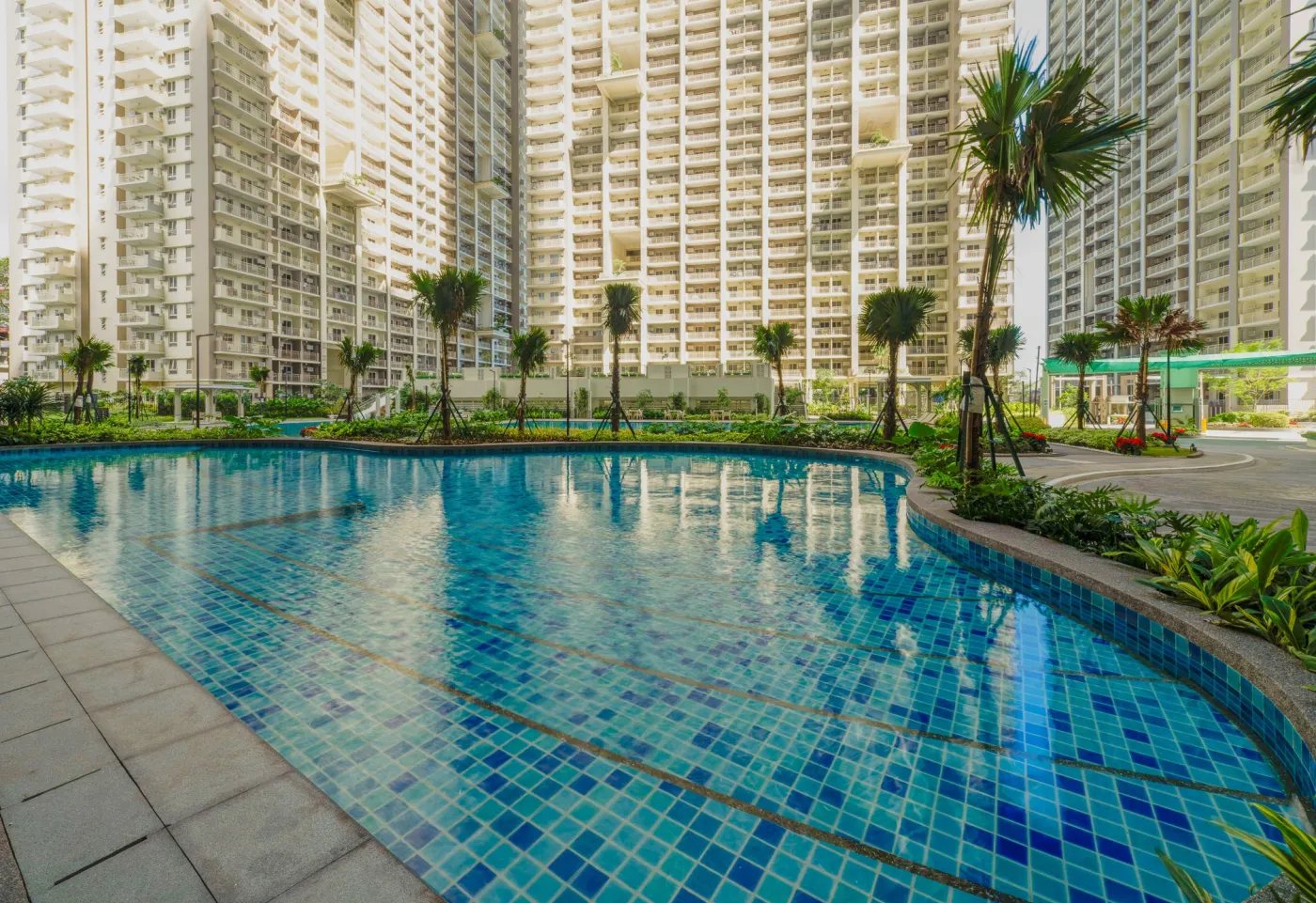 Allegra Garden Place lounge pool