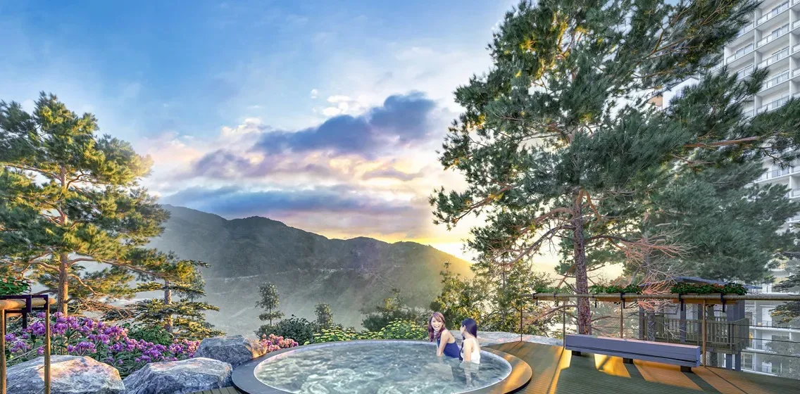 Outdoor jacuzzi at Moncello Crest overlooking the mountains