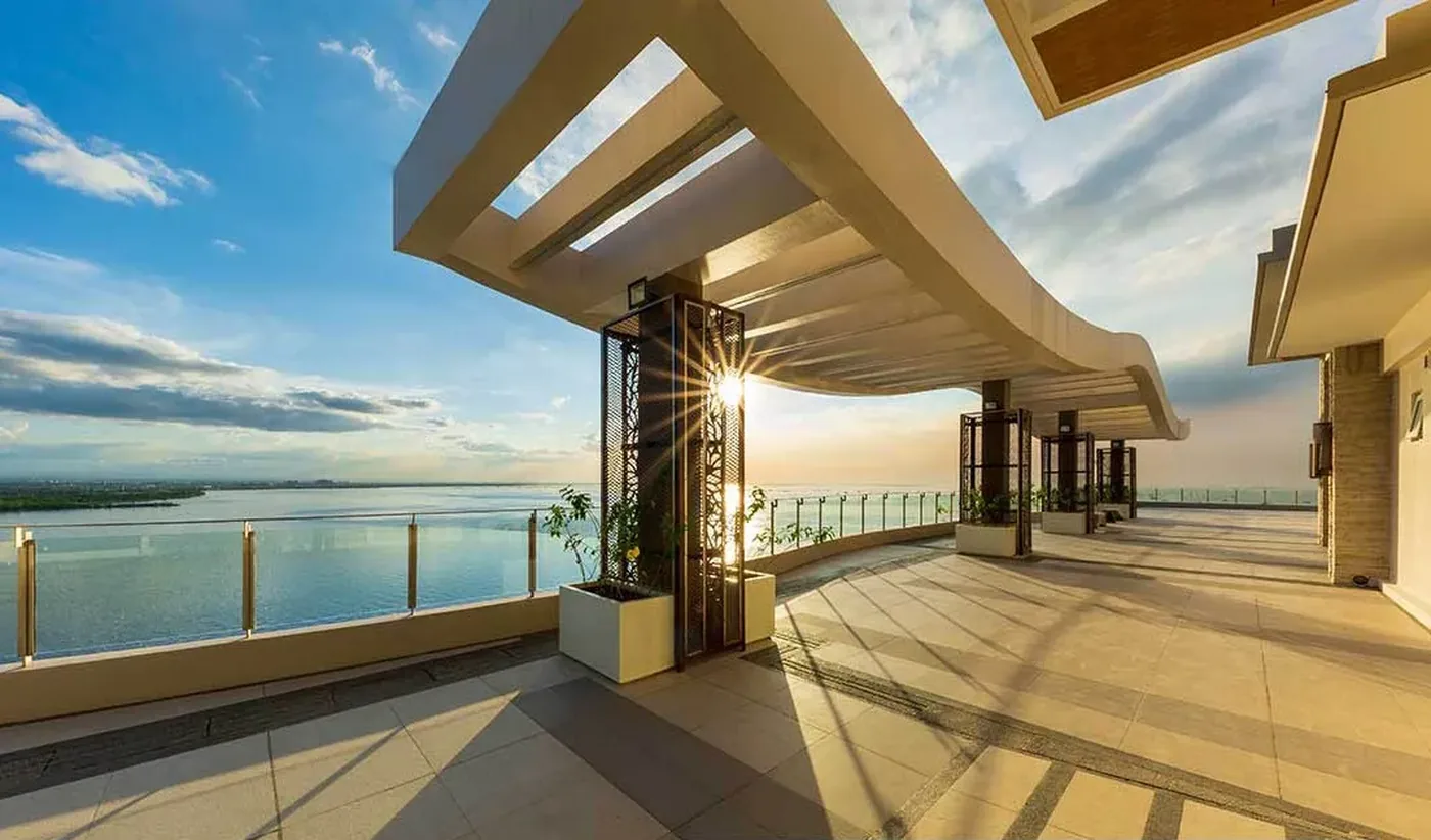 The Promenade waterfront walkway at Oak Harbor Residences
