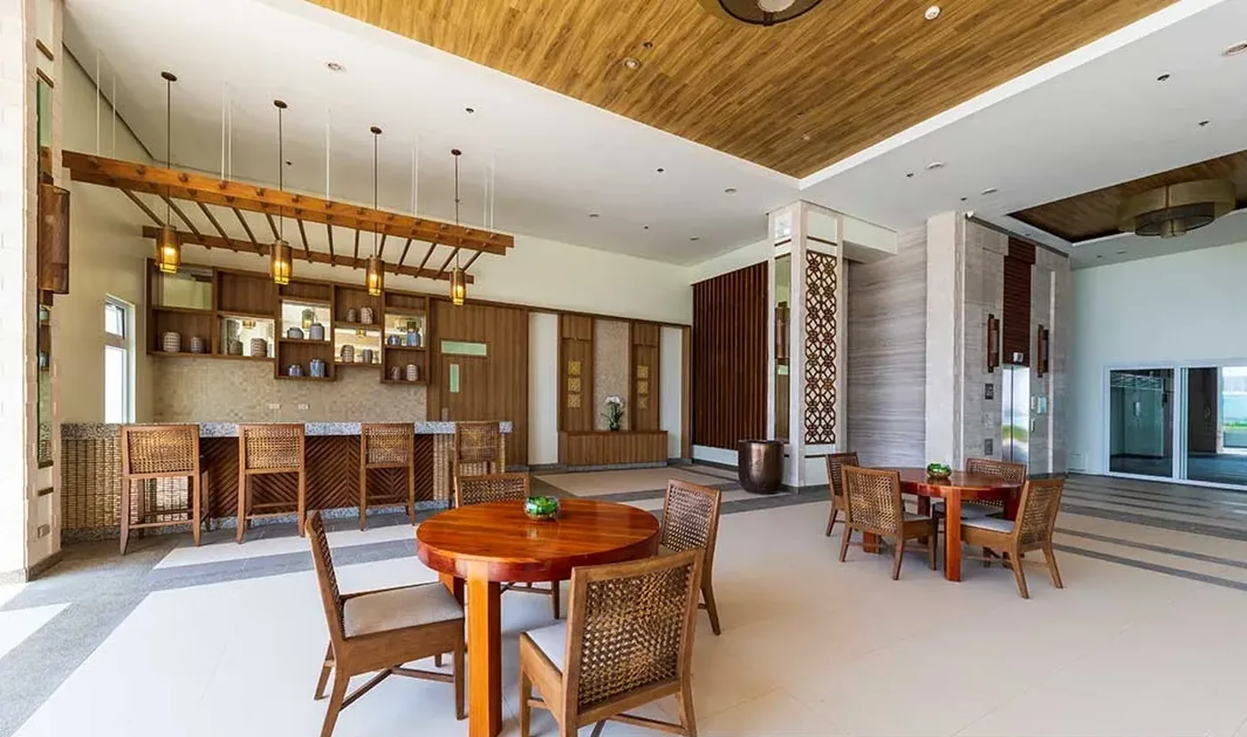 Bar area at Oak Harbor Residences