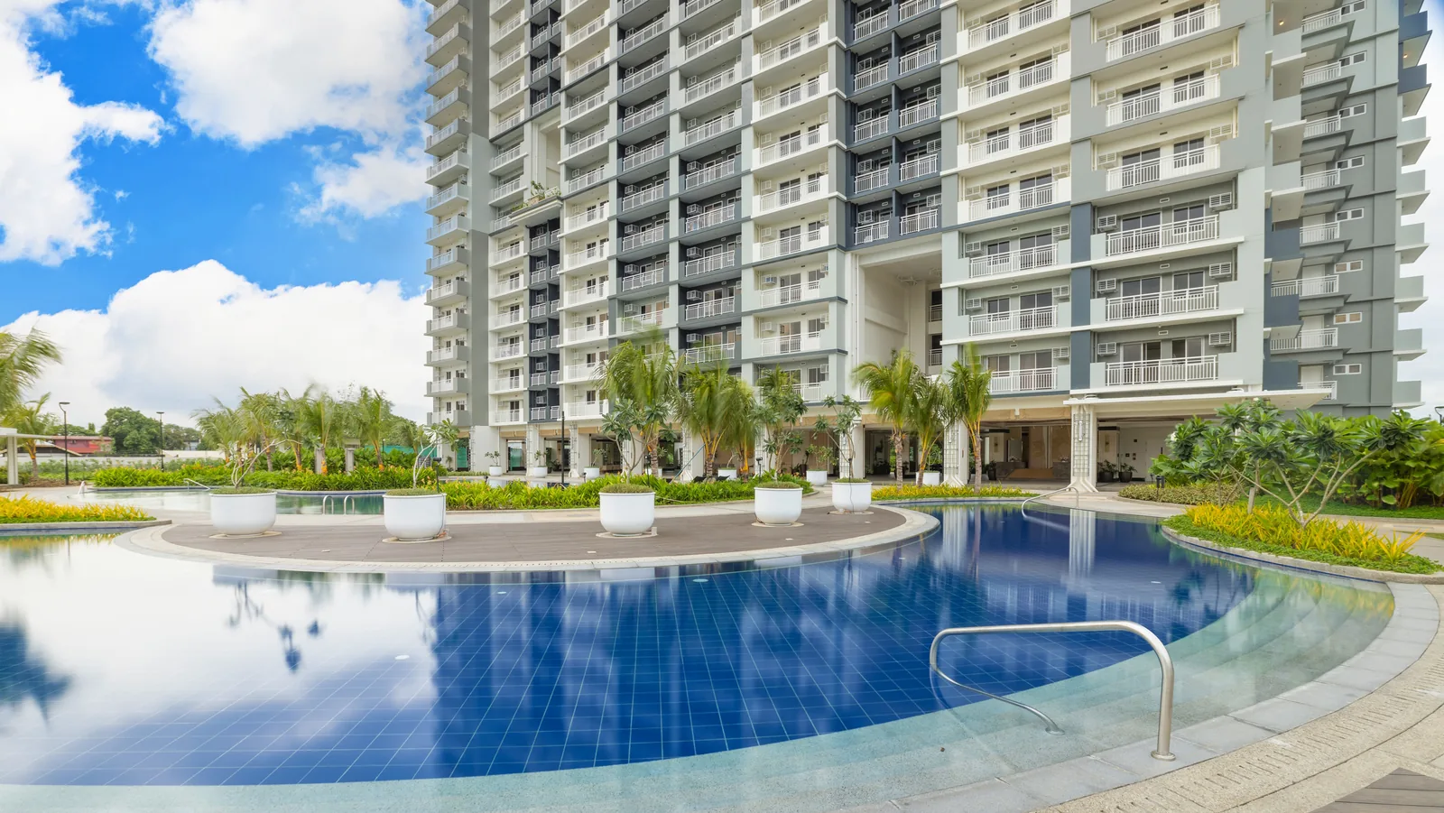 Leisure pool at Sonora Garden Residences